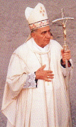 Monsignor Antonio Riboldi in abiti vescovili, con il pastorale